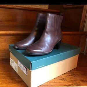 Clarks Brown Fairbanks Brown Leather zipper ankle heel boots size 7 1/2 M